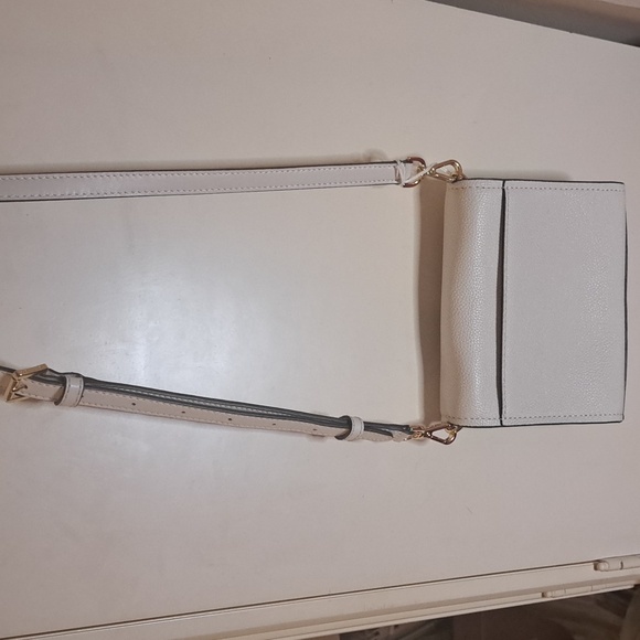 NEW Michael Kors White Pebble Leather Crossbody/ Clutch EXCELLENT CONDITION - Picture 3 of 9